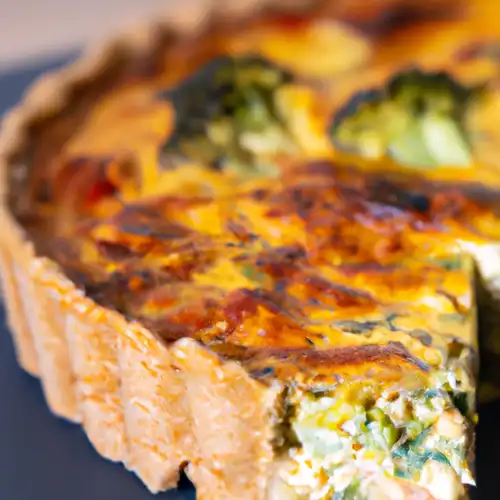 Une image de Quiche de Brocoli et Poulet : Une Recette Savoureuse de la Bretagne